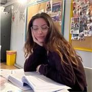 Ragazza diplomata effettua servizio di doposcuola per elementari